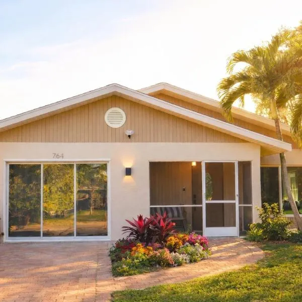 Brand NEW Renovated Coastal Beach House, hotel v destinaci Naples