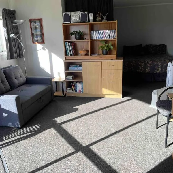 Quiet restful unit with seaviews: Auckland'da bir otel