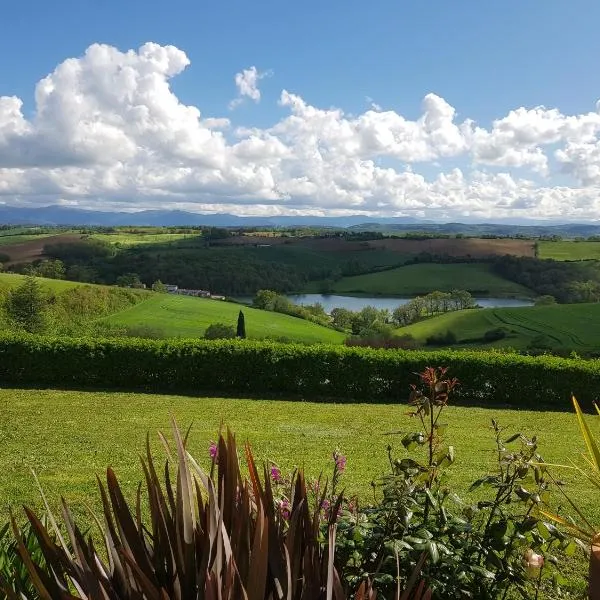 Maison spacieuse face aux Pyrénées – hotel w mieście Carla-Bayle
