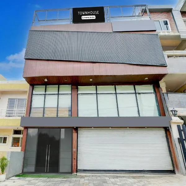 Super Townhouse Meghdoot Garden Formerly Urban Elite, מלון באינדורה