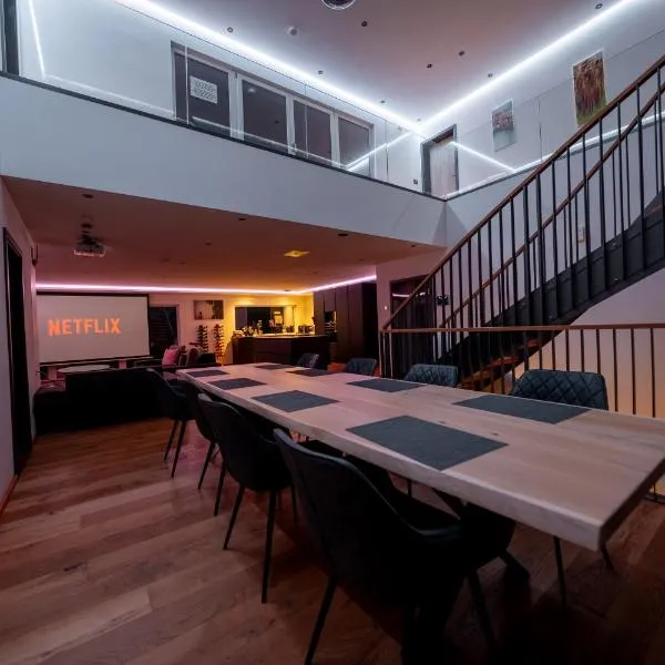 Moderne Villa mit Whirlpool und Heimkino, hotel in Waldkirchen