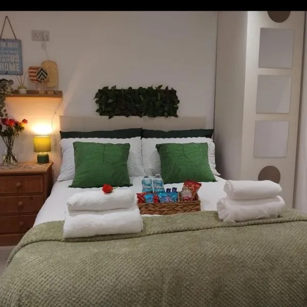 Cosy studio flat with free wifi and free parking โรงแรมในKillingbeck