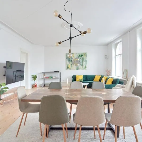 Spacious 3-bedroom apartment near Kings Garden, hotel v Kodani