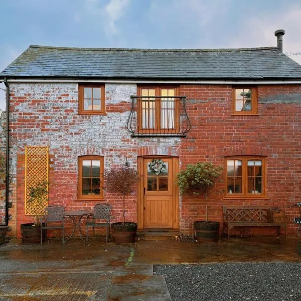Romantic Country Cottage with log burner, garden patio, outdoor tub and country views- Brecon Beacons National Park, hotel in Llangadog
