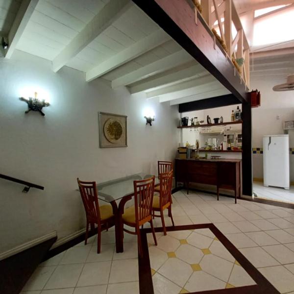 Casa com piscina e churrasqueira 30m da praia