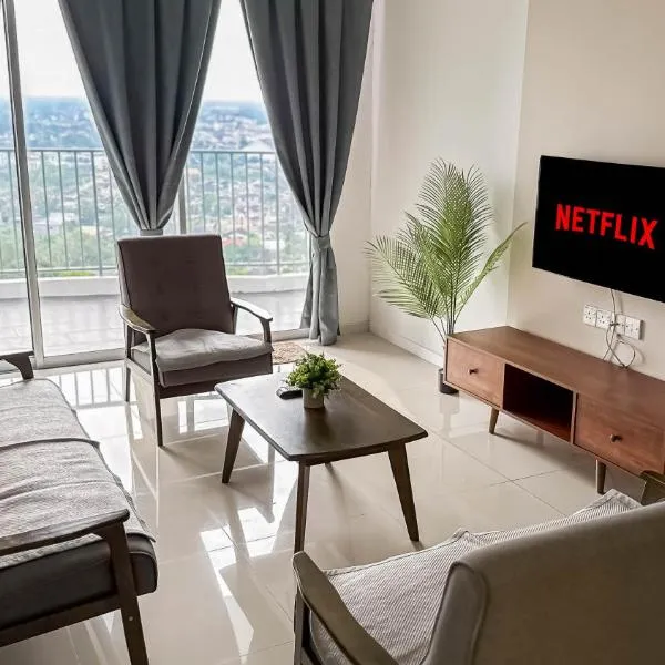 Crystal Creek Sunset Pool View Condo for 10 Guests with Free Netflix & WiFi, hotel in Taiping