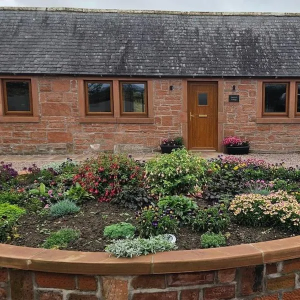 Country cottage with garden, views & games room, hotel v mestu Dumfries