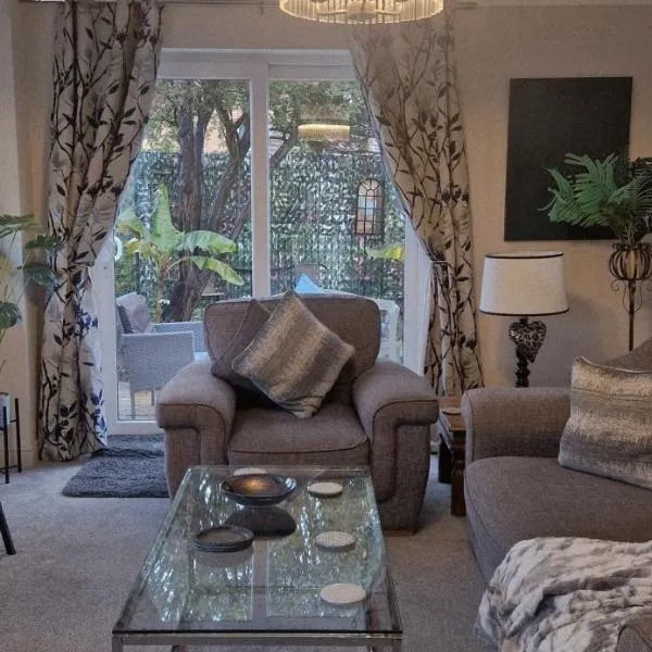 Stunning Fir Trees Corner 3 bedroom detached Executive house with free drive way parking for 2 vehicles 1 mile from M5 dogs welcome, hotel sa Worcester