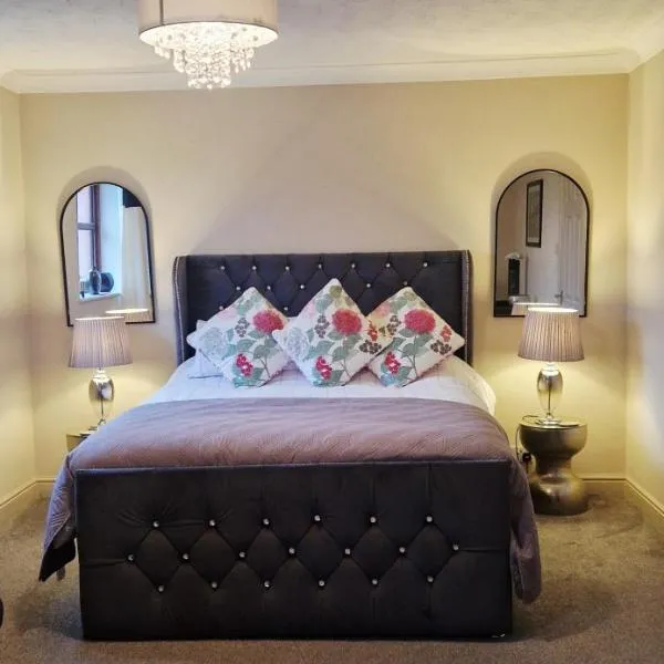 Stunning Fir Tree Corner 3 bedroom detached Executive house ideal wedding guest family home with free drive way CCTV parking for 2 vehicles or LWB Van M5 1 mile away dogs welcome by prior arrangement, хотел в Устър