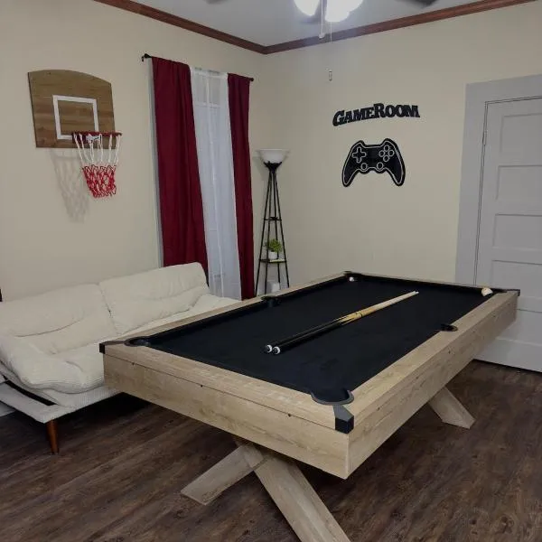 Galveston Family Getaway with Game Room and Patio, hotel u gradu Galvestoun