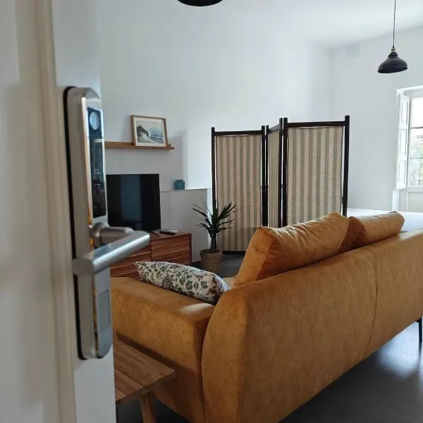 Charming Character Home in Village Core, hotel u gradu 'Żebbuġ'
