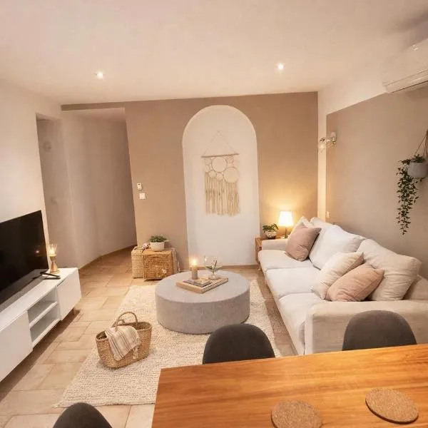 Magnifique T3 - à 5 min de la Cité Médiévale, hotel in La Celle-sous-Gouzon