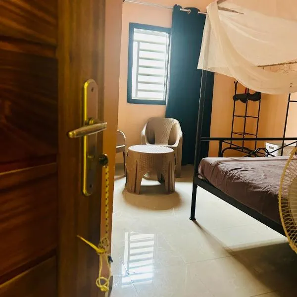 Chambre avec salle de bain attenante proche de la plage, hotel di Mbour