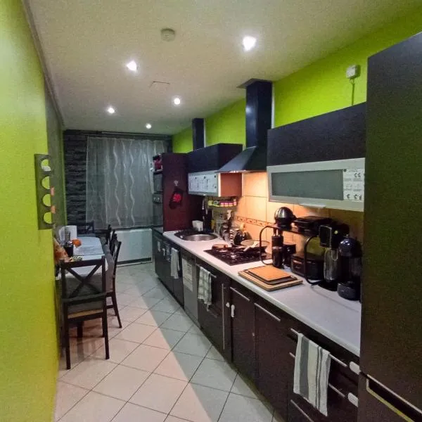 APARTAMENT VENGE -CAŁE MIESZKANIE 46m2 NA WYŁĄCZNOŚĆ - Z JEDNĄ SYPIALNIĄ I JEDNYM SYPIALNO-SALONEM -3 PIĘTRO BEZ WINDY- REZERWACJA BEZ KARTY KREDYTOWEJ-KLIMATYZACJA-NETFLIX-2 ŁÓŻECZKA DZIECIĘCE, BEZPŁATNY PARKING PUBLICZNY NA MONITOROWANYM PODWÓRZU, hotell Wrocławis