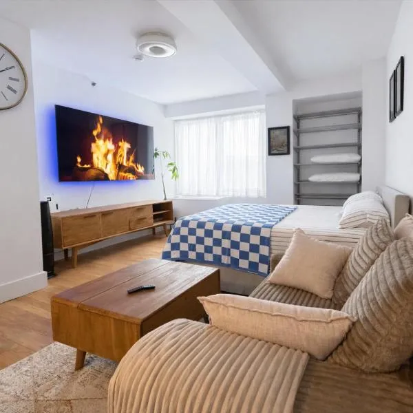 Modern Studio with Private Bathroom and Kitchen، فندق في نيويورك