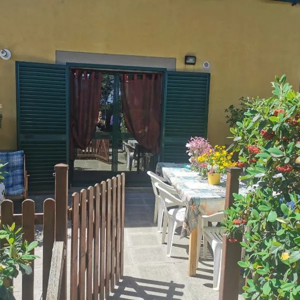 Casa al mare con giardino "Garden House", 2 km spiaggia golfo di Baratti & parco archeologico, hotel a Baratti