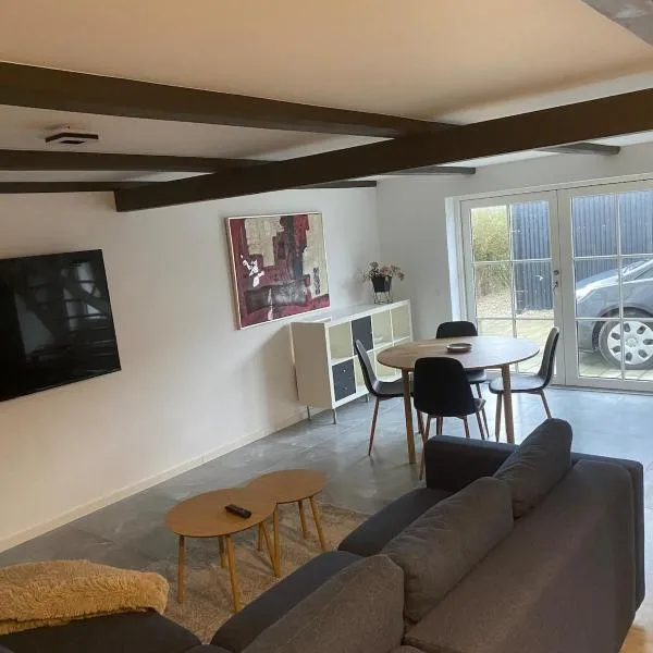 House overlooking the countryside and close to the city – hotel w mieście Middelfart