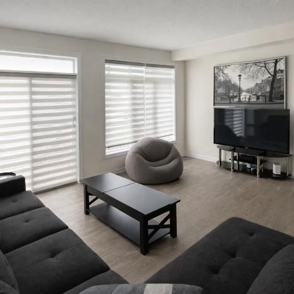 Central & Cozy 2BR Townhome with Free Parking, WiFi, Full Kitchen, Laundry, Steps to Strip Plaza & 5 Min Drive to Innisfil Beach Park! Perfect for Work Trips, Family Travel & Couples!, hotel en Innisfil