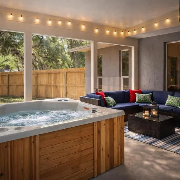 Crystal River Oaks Retreat Near Springs and Fishing with Boat RV Parking Hot Tub & Game Room, hotel v destinaci Crystal River
