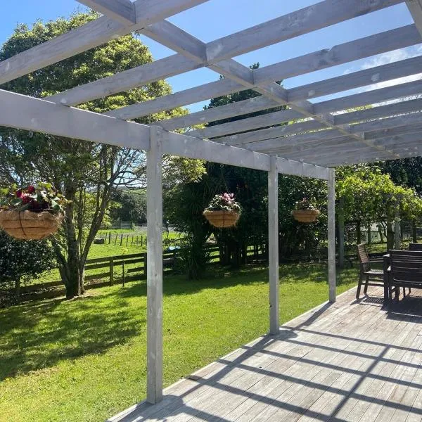 Little bit country by the beach, hotel in Raglan