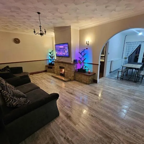 3-Bedroom Bungalow with Parking, Garden, WiFi & Jacuzzi Bath, hotel u gradu Mynachlogddu