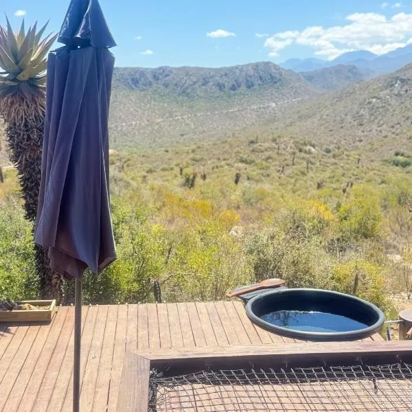 The Cactus Deck by Matilo Cabins Klein Karoo R62 with Hot-tub, hotel u gradu 'Calitzdorp'