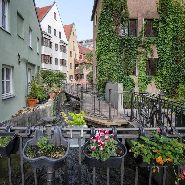GoldenKey-Suites - Spacious Luxury Apartment in the Heart of Augsburg Old Town - Premium Open-Plan Kitchen, hotel em Augsburg