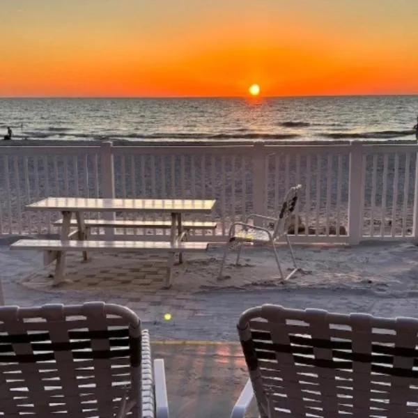 Beautiful Sunsets - Updated Condo - Steps to Beach - King Suite, hotel din Indian Rocks Beach