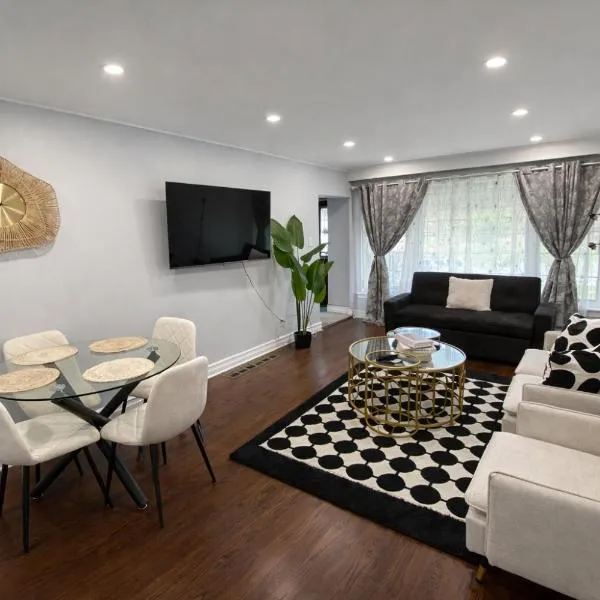 Newly Renovated 3BR North York Bungalow with Backyard Patio & Volleyball Set! Close to Rogers Stadium, TTC Subway Access, Perfect for Family Travel, Group Trips & Work Stays!, hotel em Toronto