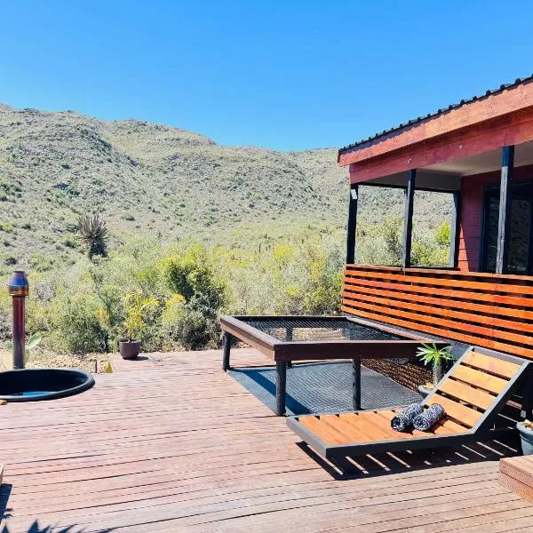 The Cactus Deck by Matilo Cabins Klein Karoo R62 with Hot-tub, hôtel à Calitzdorp