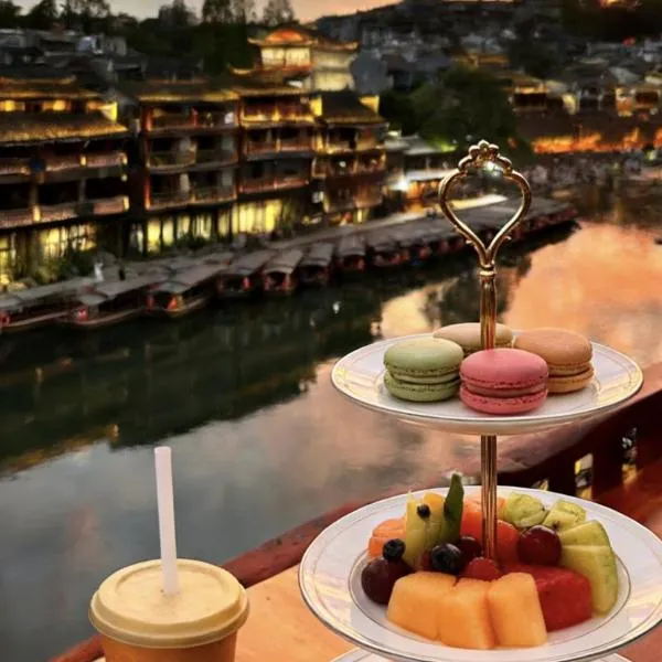 Phoenix San San Homestay-Located in Phoenix Ancient Town-all room types offer river views-One free high-speed train pick-up service-with butler-style service-Free exquisite afternoon tea, hotel v mestu Fenghuang