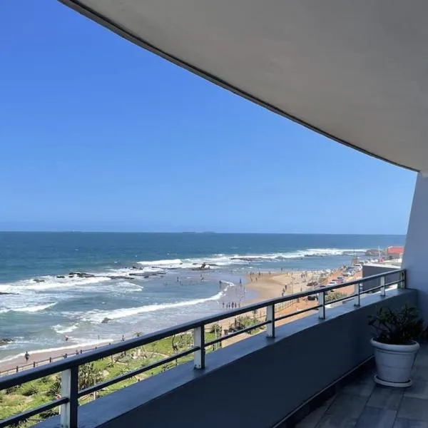 Luxury Umdloti Seaside Escape Huge Balcony & Pool, hotel in Umdloti