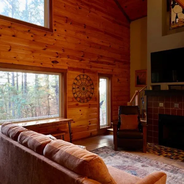 Hidden Hillside Retreat - A Secluded Modern Cabin, Hotel in Hot Springs