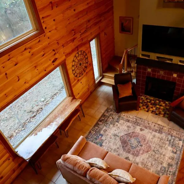 Hidden Hillside Retreat - A Secluded Modern Cabin, hotel a Hot Springs