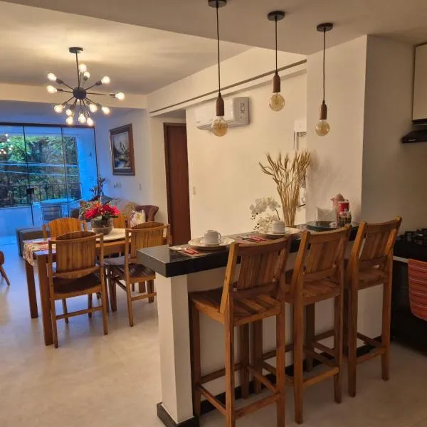 Apartamento nos Milionários ao lado do mar sem atravessar pista, hotel en Ilhéus