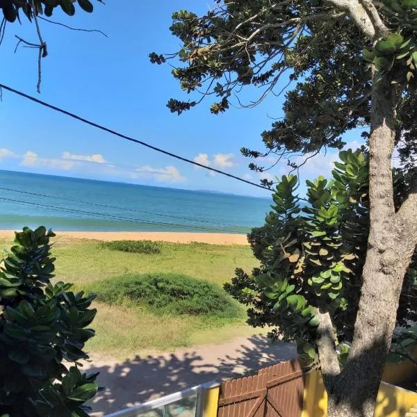 Flats à Beira Mar Prainha Barra de São João - Rio das Ostras, hotel in Barra de São João
