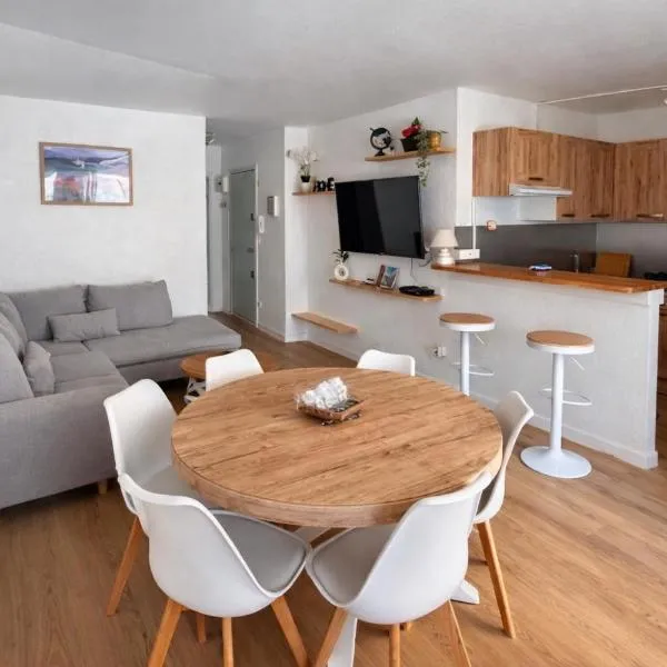 Centre Port, 1er étage, climatisé, spacieux, terrasse, 6 personnes โรงแรมในกัปดากด์