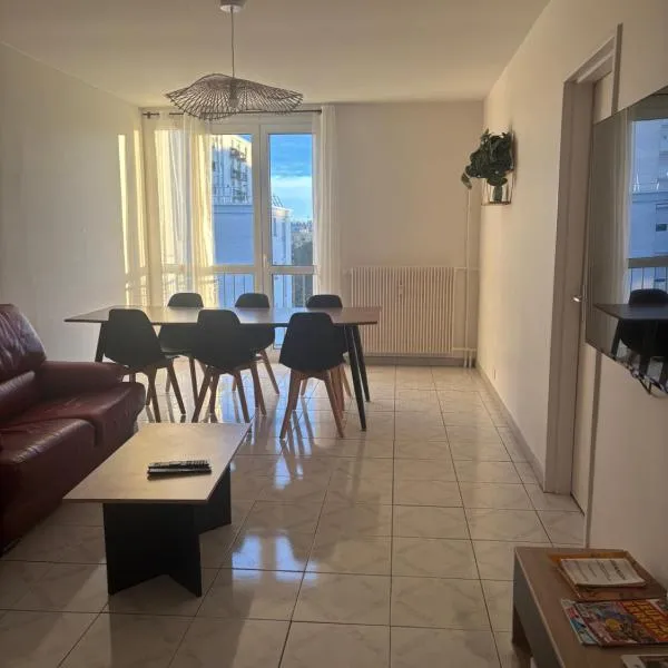 Spacieux T4 lumineux avec balcon confort, calme et modernité à Joué-lès-Tours, Hotel in Joué-lés-Tours