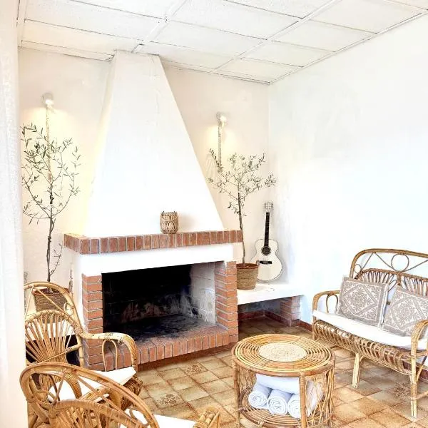 Kalma - Beachfront home at the fisherman village of Marceddi, hotel em Terralba