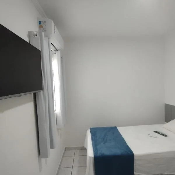 Quarto aconchegante e funcional perto da rodoviária Hospital do Câncer Pátio de eventos e universidades ótima localização, hotel in Petrolina