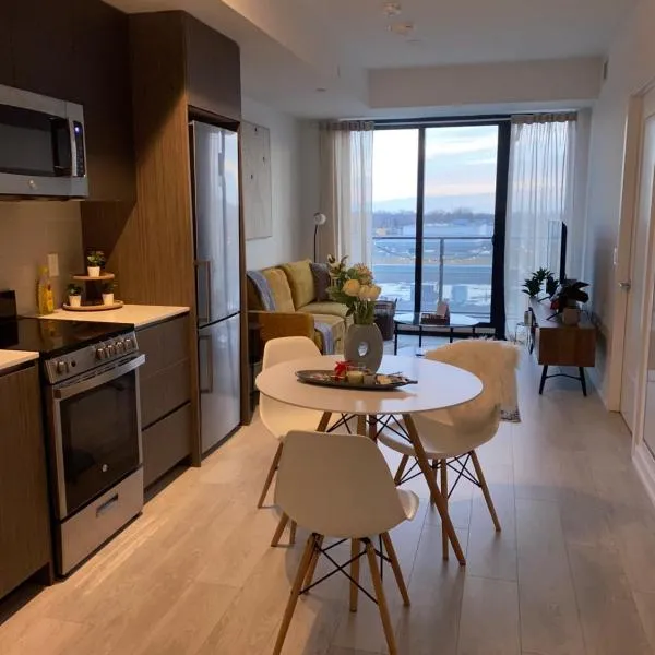 New Condo With Large Balcony - The Queensway Retreat: Toronto'da bir otel