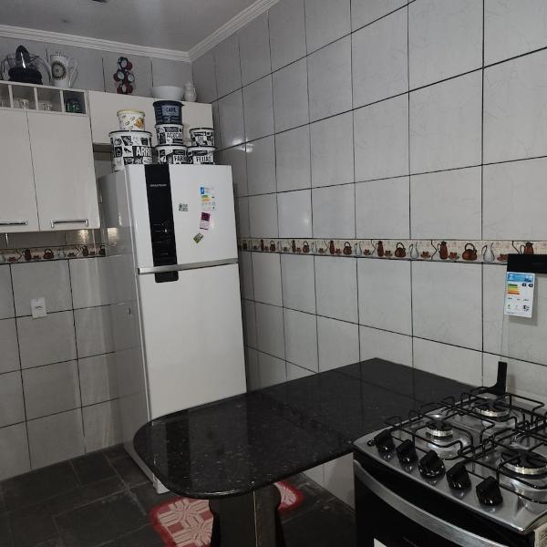3 quartos, 3 banheiros, sala, conzinha, piscina