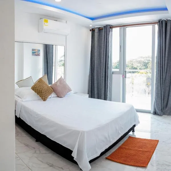 Modern Oasis 3 min to Airport 5G WiFi Parking, hotel Los Garzones városában