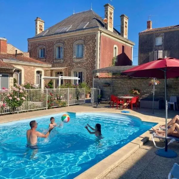 La Villa des Roses Gîte Chambres d'hôtes Piscine chauffée, hotel em Luçon
