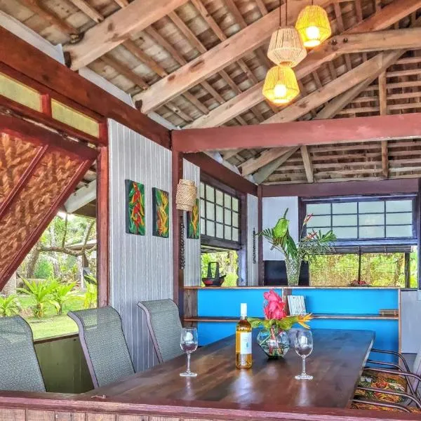TAHITI Tamanu House - Séjour Bord de mer, Plage privée, TV, Wifi, Hôte Polynésienne, Hotel in Papehee