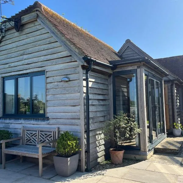 The Acorn Goodwood luxury lodge house 10 minute walk from Goodwood Festival of Speed, hotel u gradu Čičester