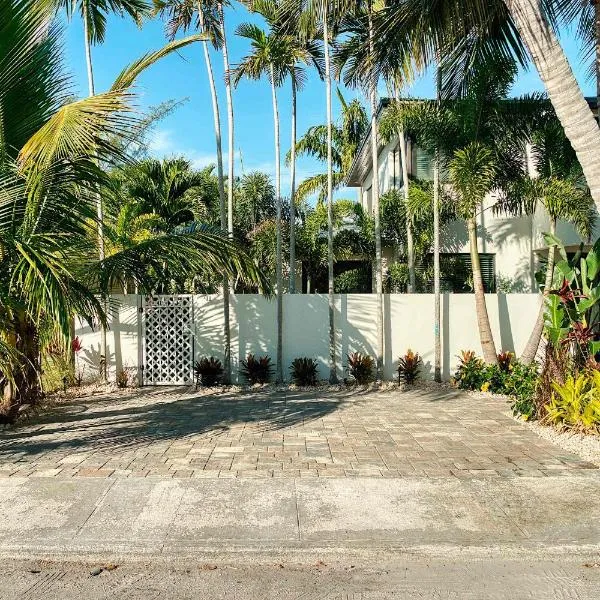 Art Deco Apt w Pool One Mile to Beach Pets Welcome, ξενοδοχείο σε Lake Worth
