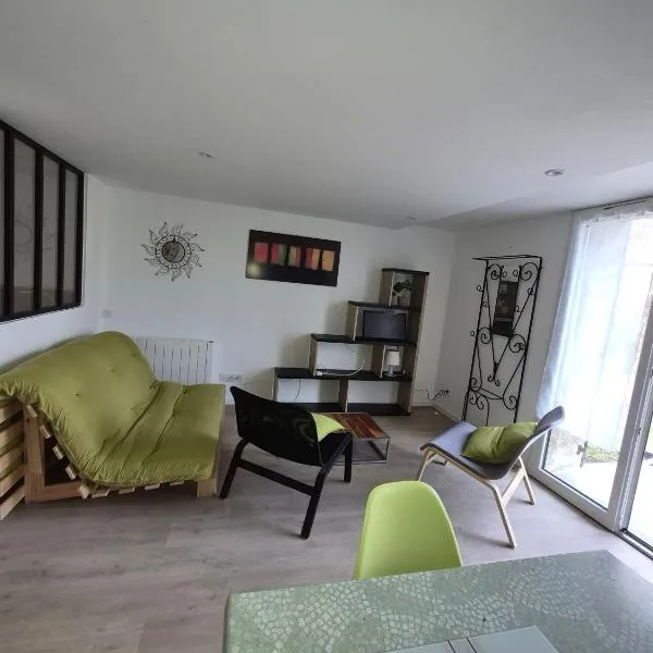 Chez Helje, готель у місті Les Essards-Taignevaux