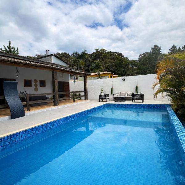 Casa com piscina privativa em meio ao verde