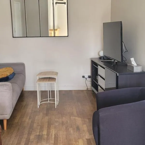 Maison proche étang et circuit vélo, hotel en Martigné-Ferchaud